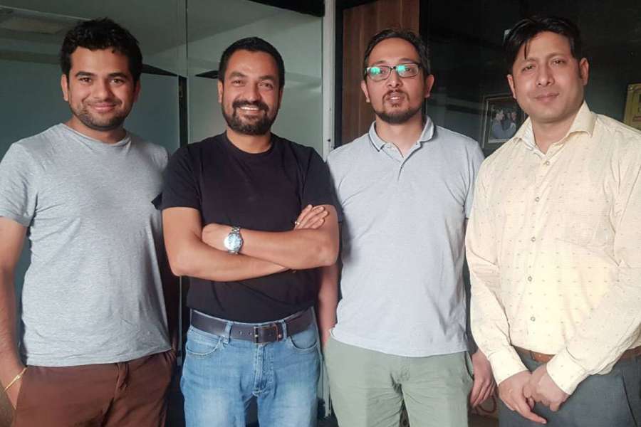 चार युवाको व्यवसायिक कथा: स्वदेश रोज्दा नेपालीको हात हातमा बैंक